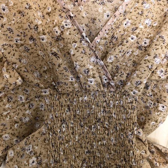 Ditsy Yellow Floral Butterfly Sleeve Blouse size M *FREE WITH PURCHASE* - Picture 2 of 7